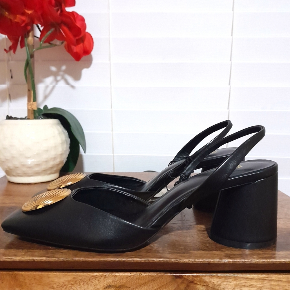 NWT (SMALL SPOT)ZARA Black Leather Large Gold Medallion Slingback Mule sz 38 (8) - Picture 2 of 8